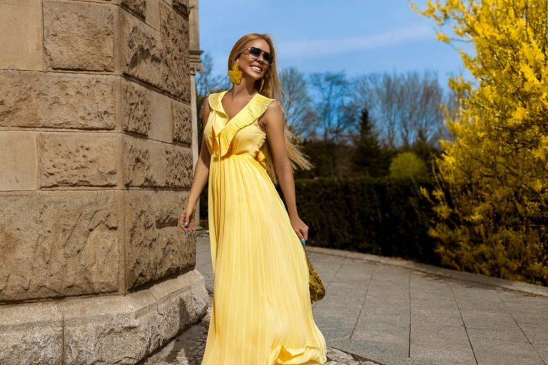 summer,fashion,model,in,flowing,yellow,maxi,dress,poses,in