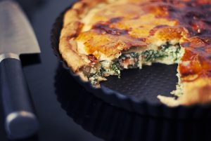 Ce este un quiche si prin ce se diferentiaza de o tarta sarata?