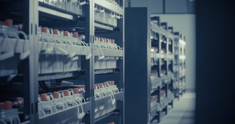 Cum protejează echipamentele un data center prin servicii de colocare servere?